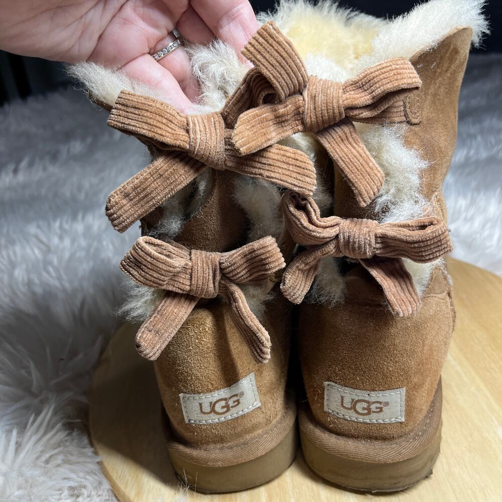 Ugg Women's Bailey Bow II Boots Size 10 Chestnut Color Sheepskin Warm Slip-on